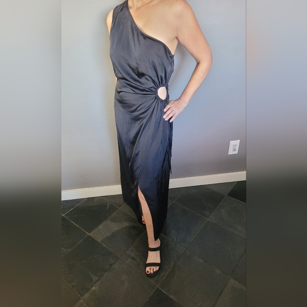 NWT Elegant, flattering adjustable black dress